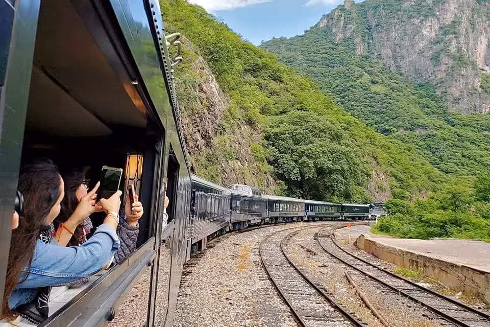 Pasajeros a bordo del Chepe Express durante un recorrido organizado