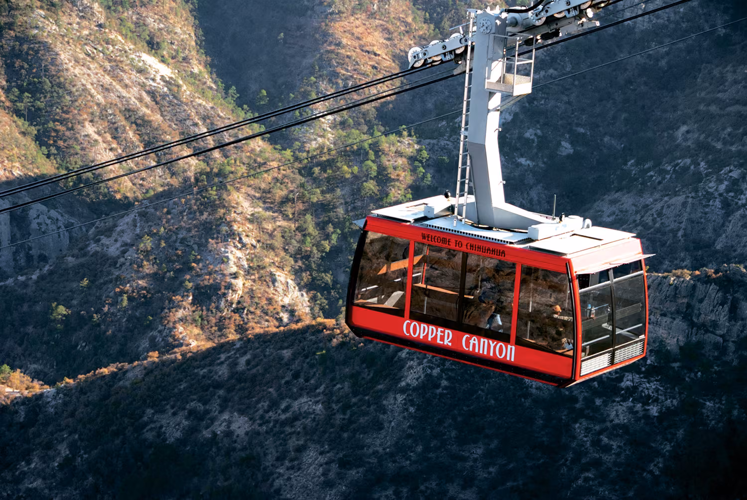 Teleférico del Parque Barrancas sobre las Barrancas del Cobre en la Sierra Tarahumara.