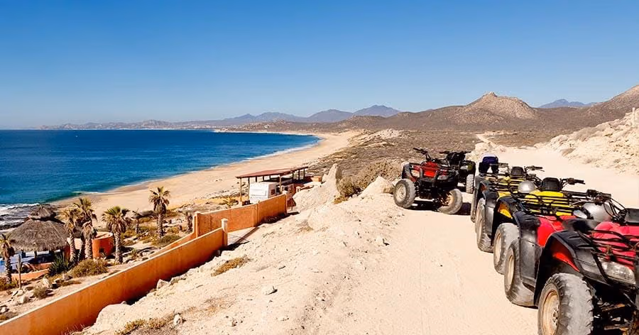 Paisaje de Los Cabos donde el desierto se encuentra con el mar en Baja California Sur.