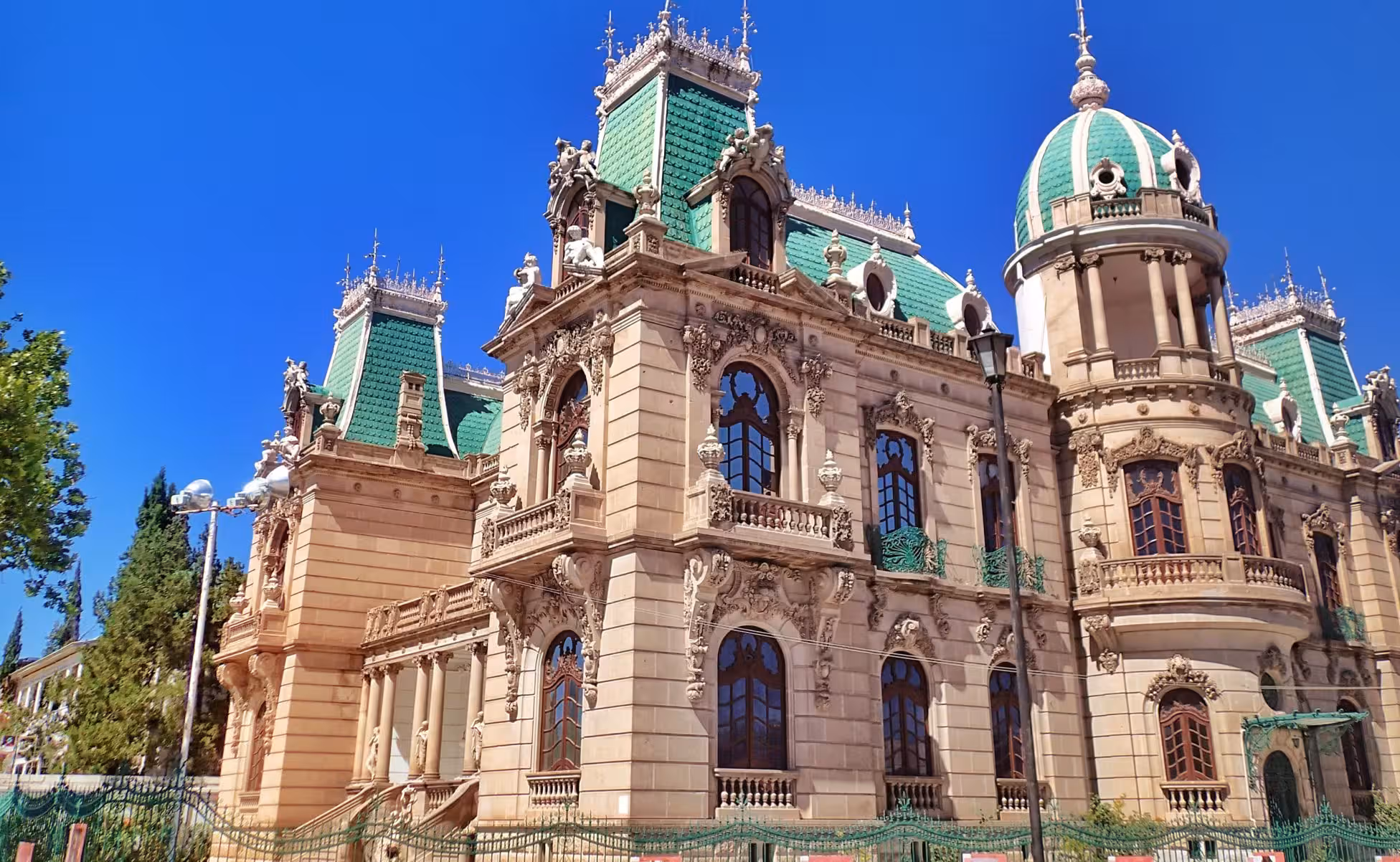 Quinta Gameros durante el recorrido por el patrimonio histórico de Chihuahua.