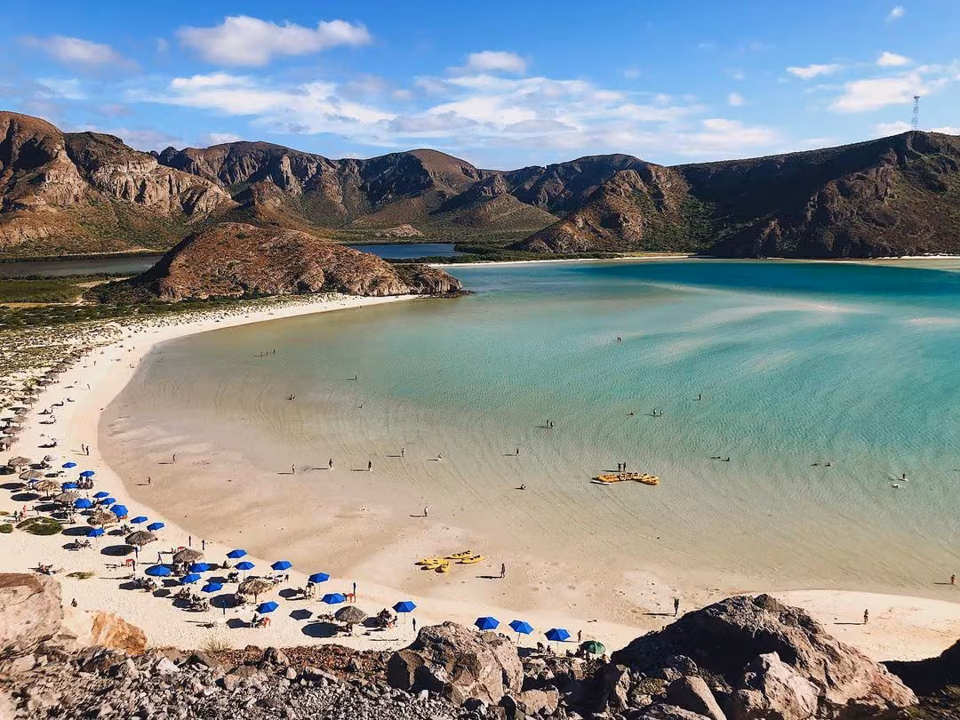 Playa Balandra y sus aguas tranquilas rodeadas de paisaje desértico en La Paz.