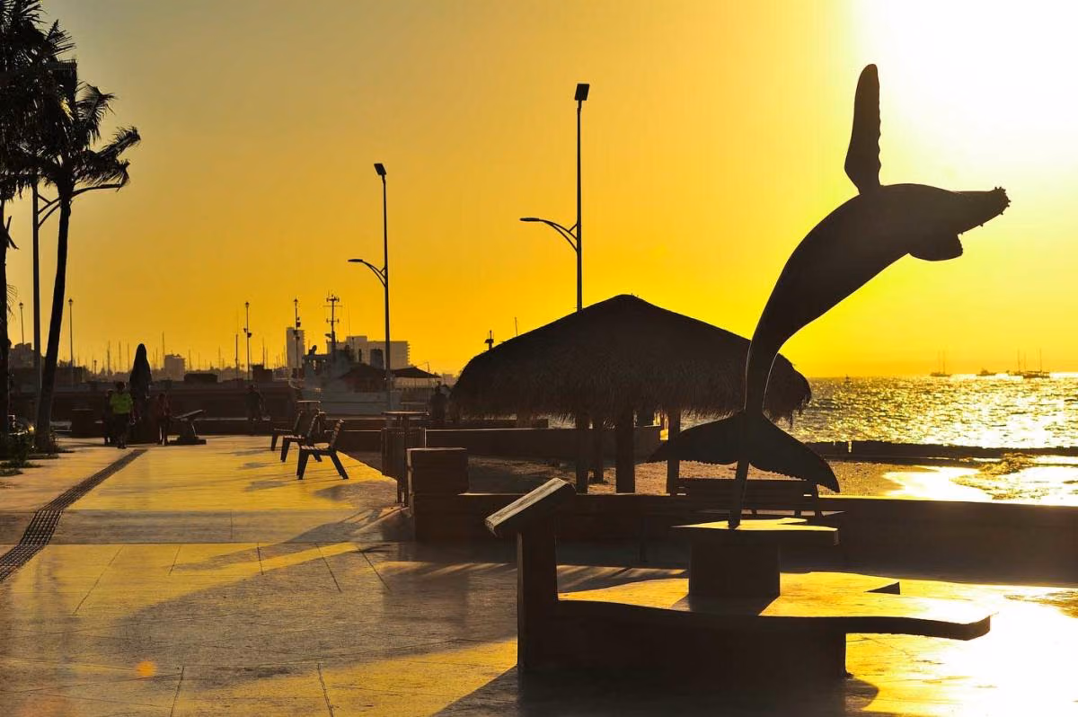 Malecón de La Paz frente al Mar de Cortés en Baja California Sur.