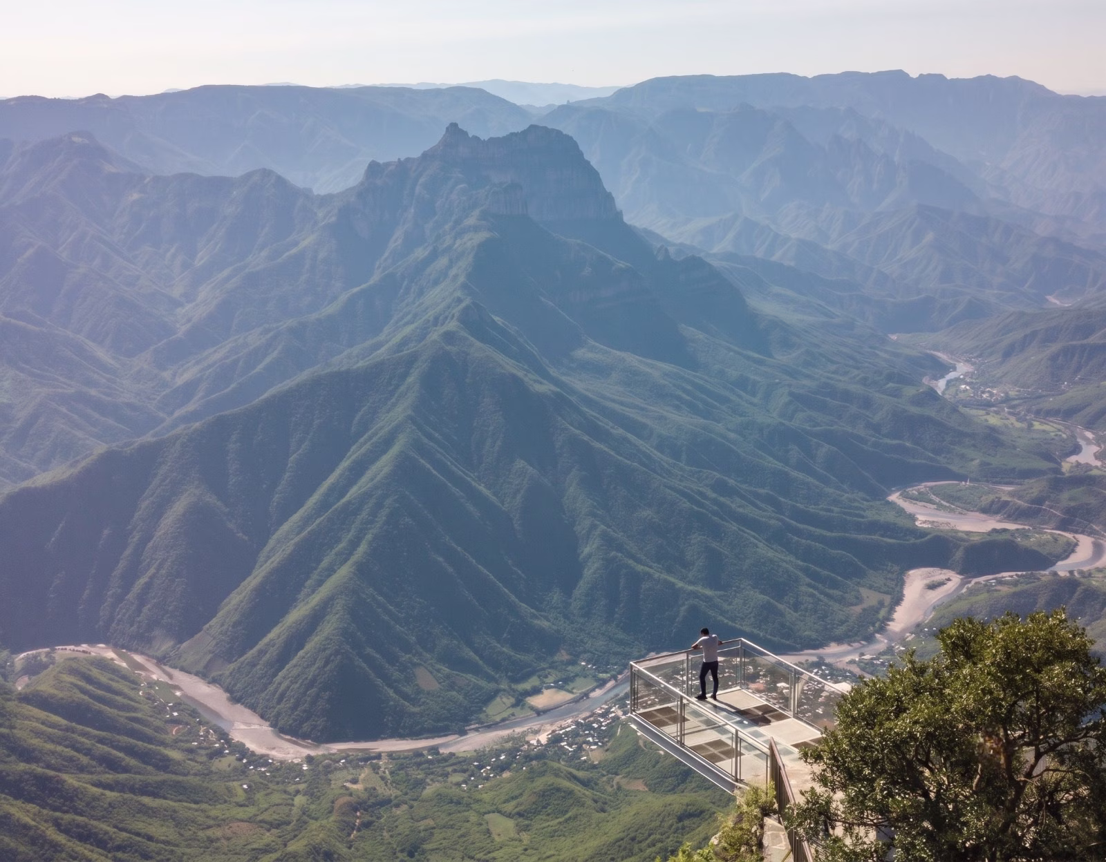 Viajera contemplando el paisaje de la Sierra Tarahumara desde un mirador