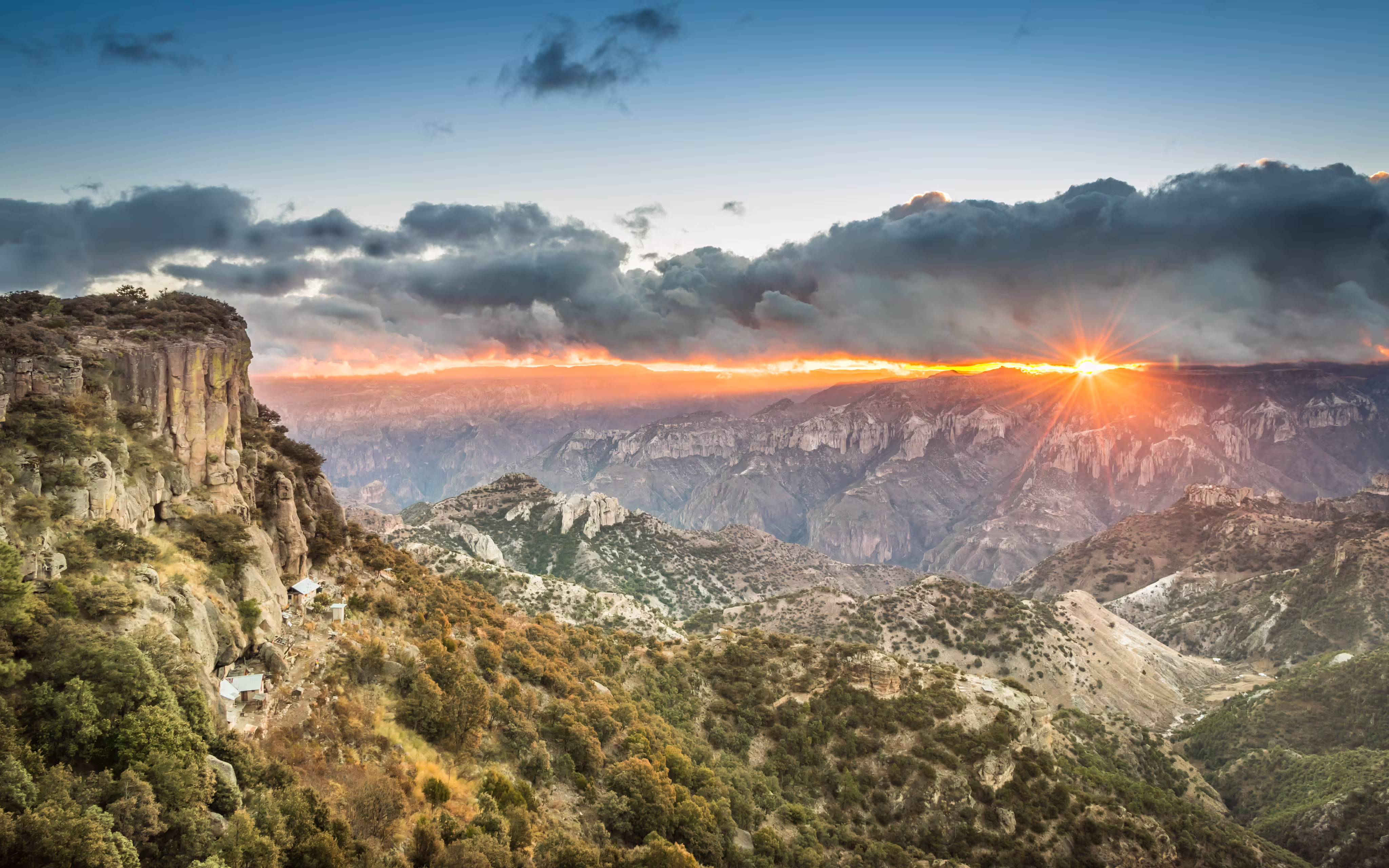 Vista panorámica de las Barrancas del Cobre y la Sierra Tarahumara en Chihuahua